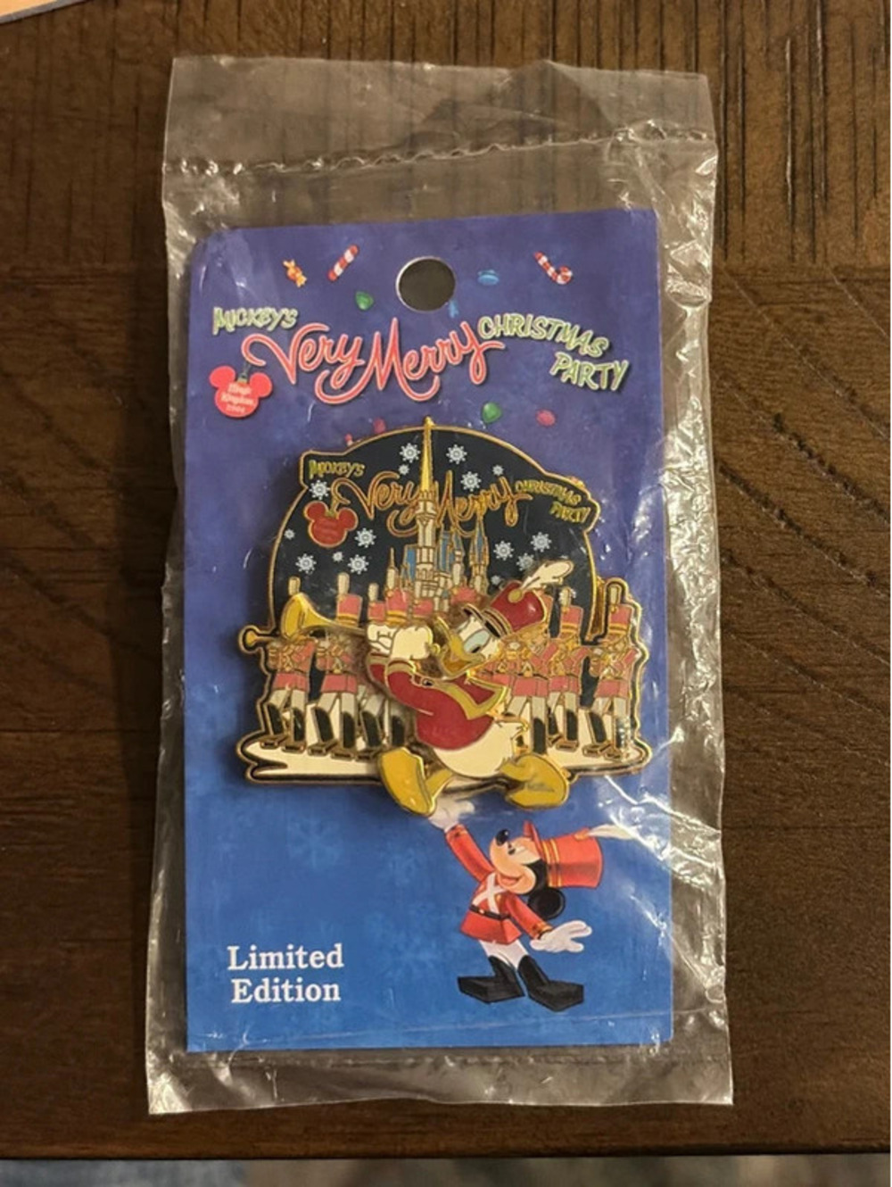 Disney Donald Duck Mickey’s Very Merry Christmas Party 2004 LE 2000 Pin MVMCP